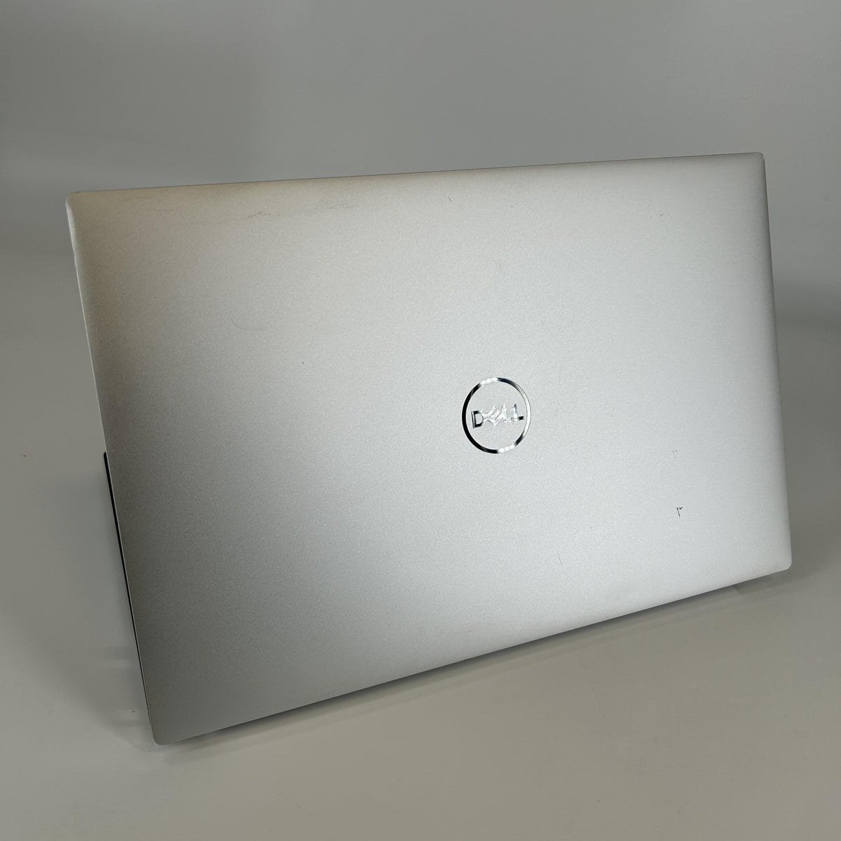 Dell XPS 15 9510 Silver 2.3 GHz Intel Core i7 11th Gen. 16GB RAM 512GB Solid State Drive NVIDIA GeForce RTX 3050 Ti 4 GB