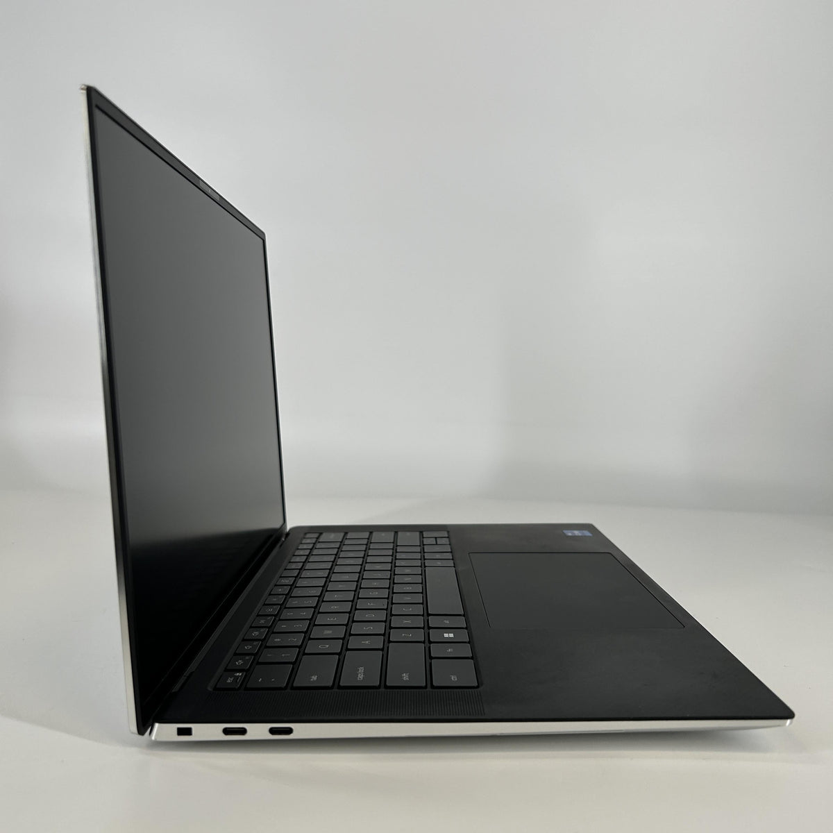 Dell XPS 15 9520 Silver 2.3 GHz Intel Core i7 12th Gen. 16GB RAM 512GB Solid State Drive NVIDIA GeForce RTX 3050 4 GB