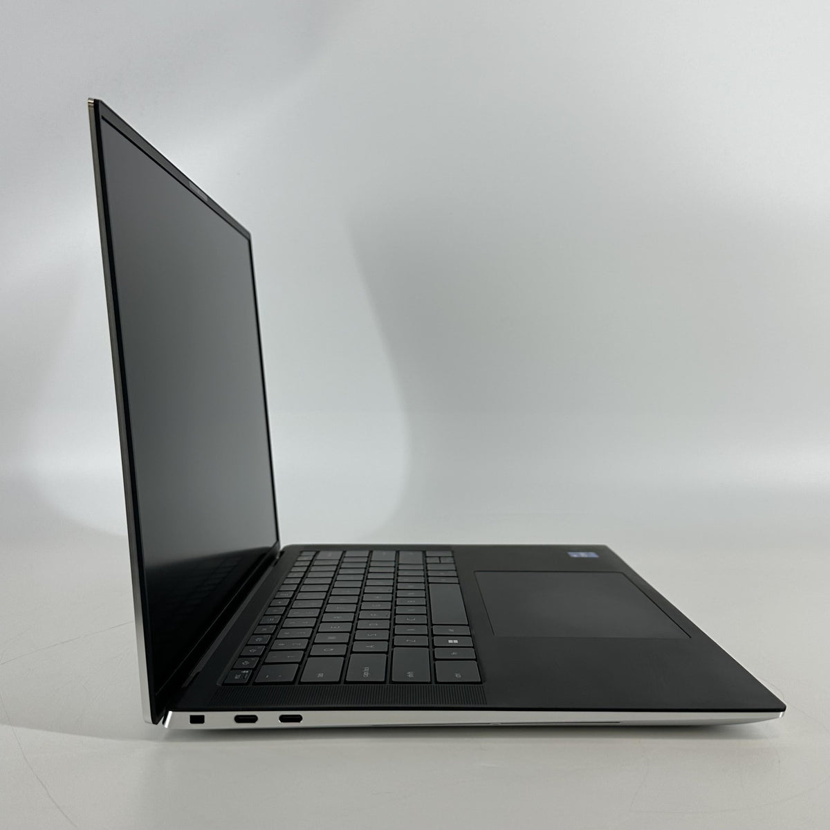 Dell XPS 15 9520 Silver 2.3 GHz Intel Core i7 12th Gen. 16GB RAM 512GB Solid State Drive NVIDIA GeForce RTX 3050 4 GB