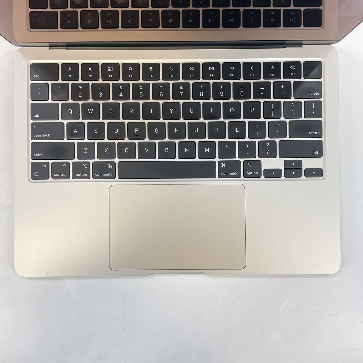 Apple MacBook Air 13 2022 Gold 3.49 GHz M2 8-Core CPU 16GB Unified Memory 256GB Solid State Drive 8-Core GPU