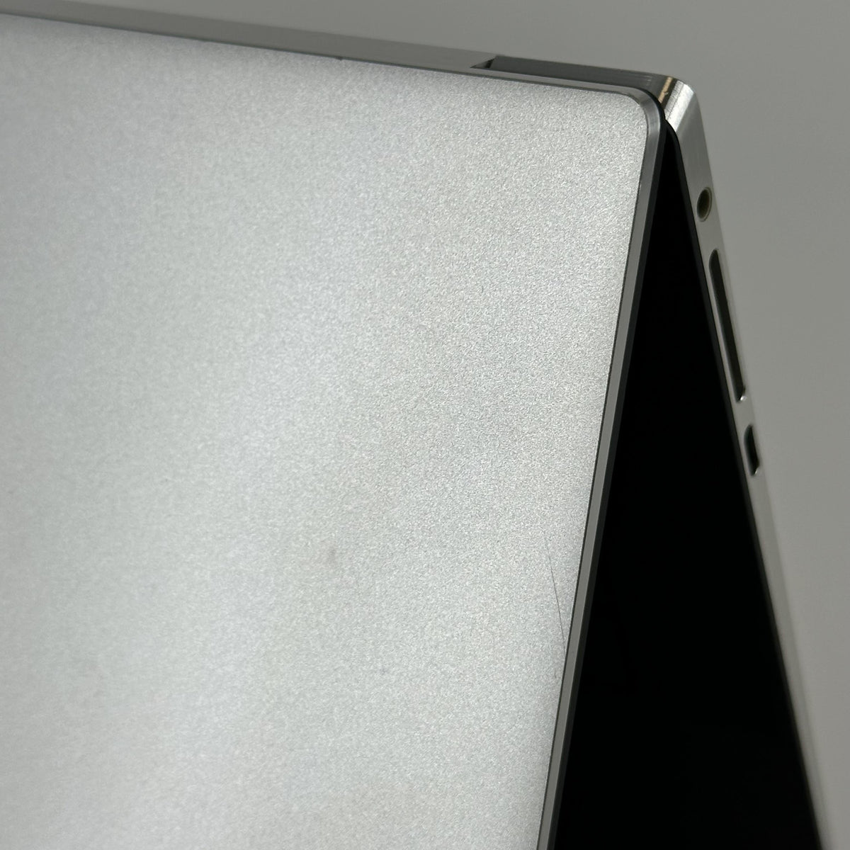 Dell XPS 15 9530 Silver 2.6 GHz Intel Core i9 13th Gen. 32GB RAM 1TB Solid State Drive NVIDIA GeForce RTX 4060 8 GB