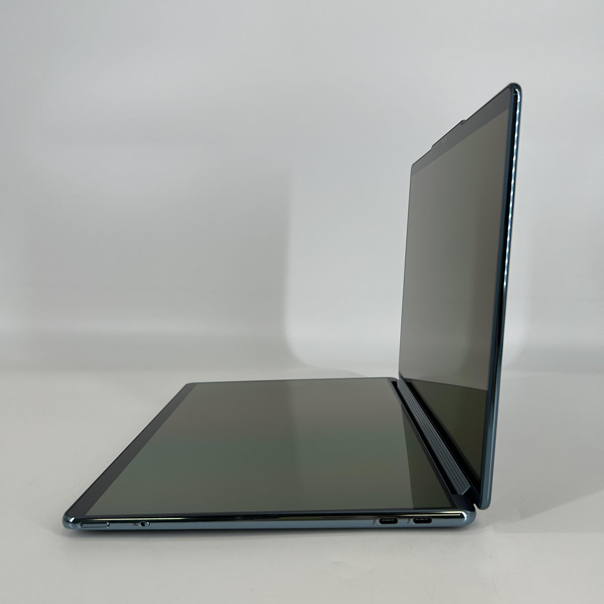 Lenovo Yoga Book 9i 13.3 Blue 1.7 GHz Intel Core Ultra 7 16GB RAM 1TB Solid State Drive