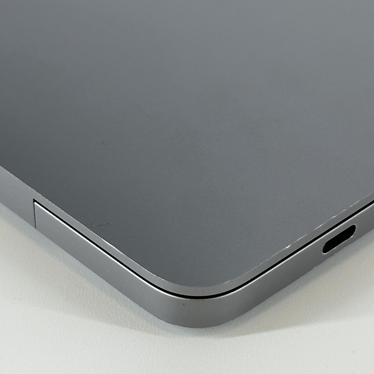 Apple MacBook Pro 16 Touch Bar 2019 Space Gray 2.4 GHz Intel Core i9 9th Gen. 16GB RAM 1TB Solid State Drive AMD Radeon Pro 5500M 8 GB