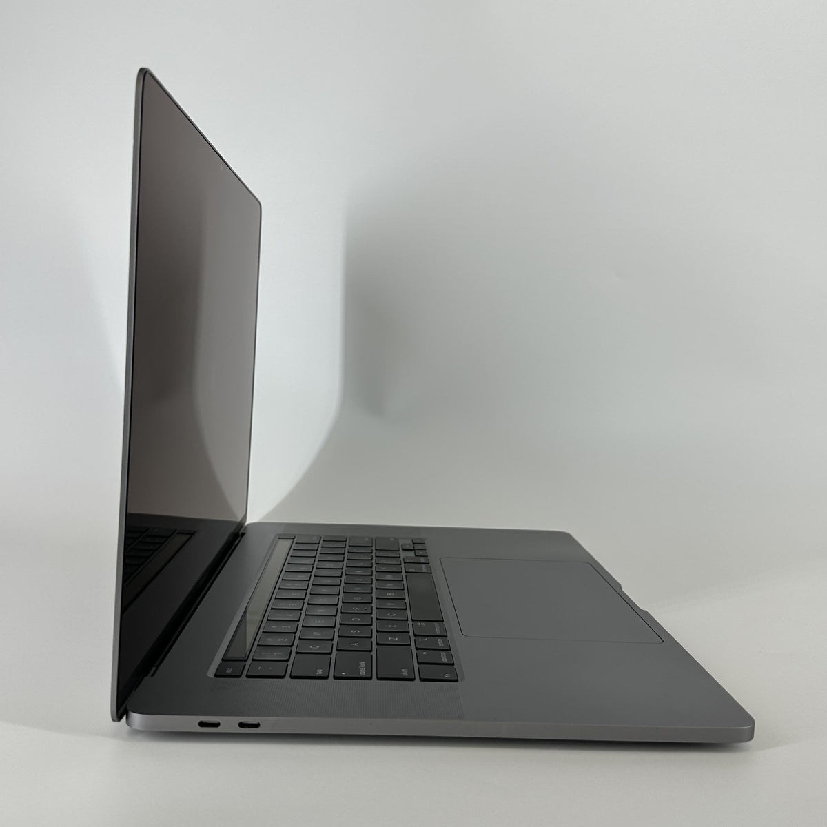 Apple MacBook Pro 16 Touch Bar 2019 Space Gray 2.4 GHz Intel Core i9 9th Gen. 16GB RAM 1TB Solid State Drive AMD Radeon Pro 5500M 8 GB
