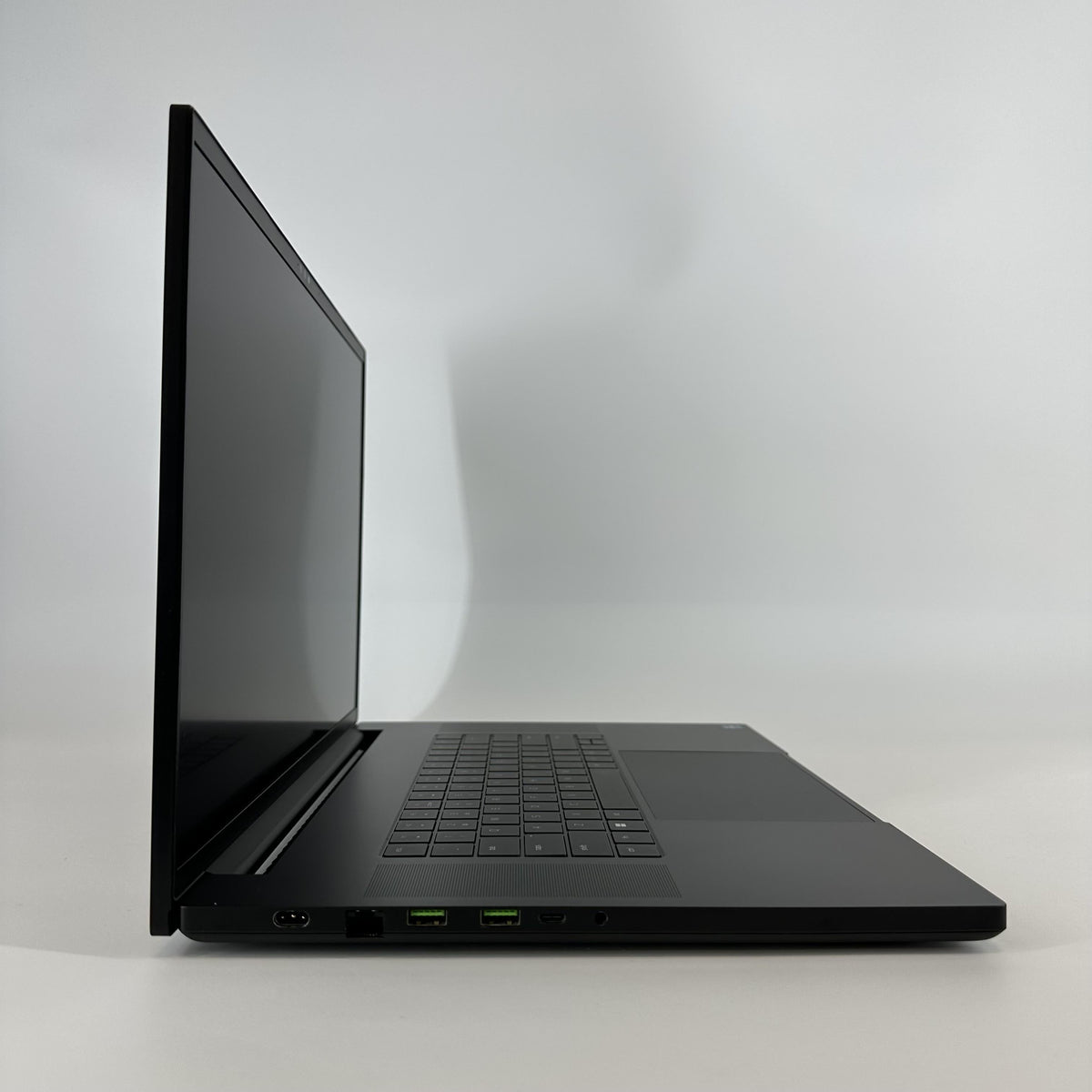 Razer Blade 18 2023 Black 2.2 GHz Intel Core i9 13th Gen. 32GB RAM 1TB Solid State Drive NVIDIA GeForce RTX 4070 8 GB