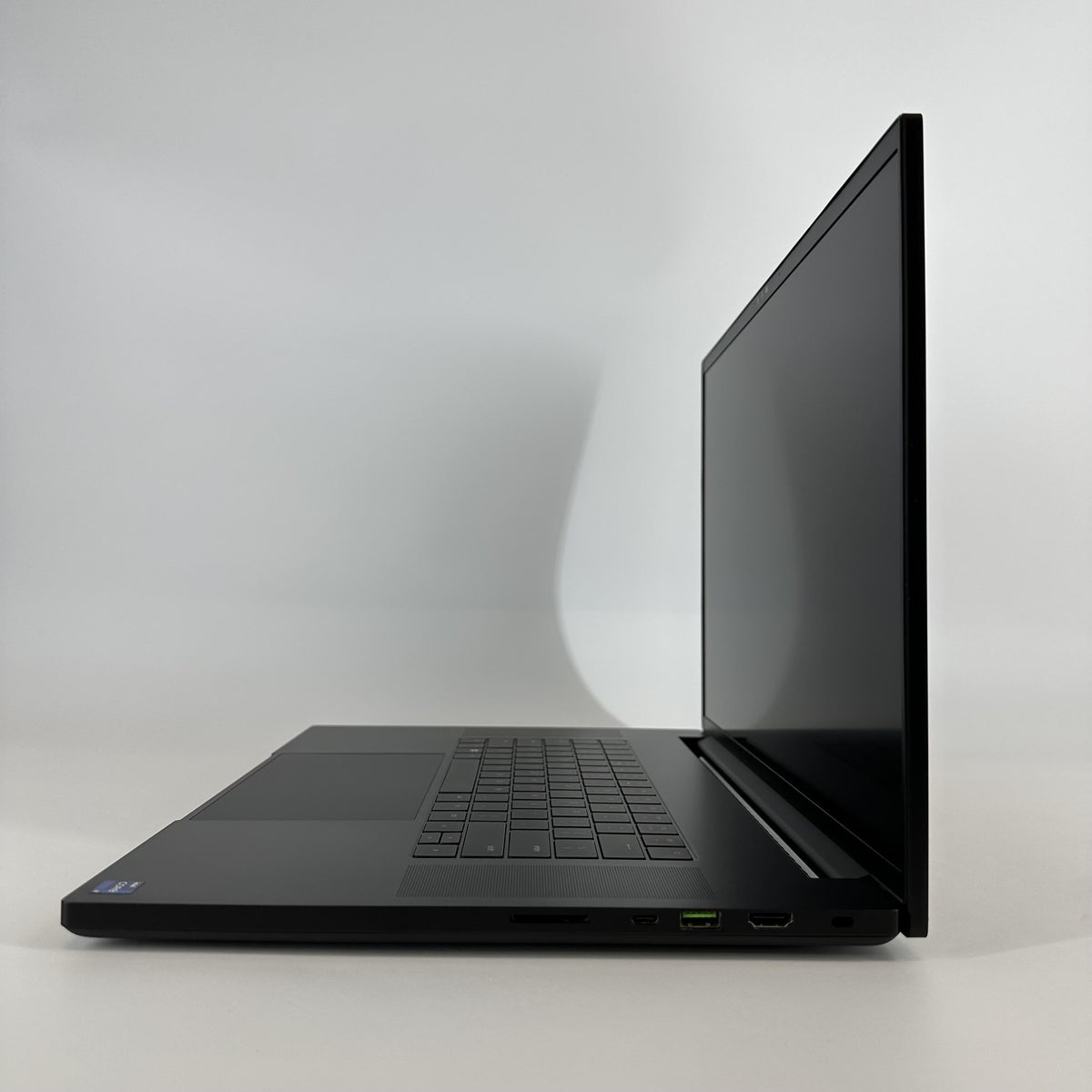 Razer Blade 18 2023 Black 2.2 GHz Intel Core i9 13th Gen. 32GB RAM 1TB Solid State Drive NVIDIA GeForce RTX 4070 8 GB