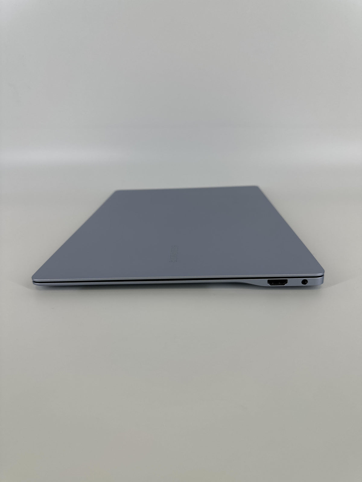 Samsung Galaxy Book4  Edge 14 Silver 3.4 GHz Qualcomm Snapdragon X Elite 16GB RAM 512GB Embedded UniversalFlashStorage